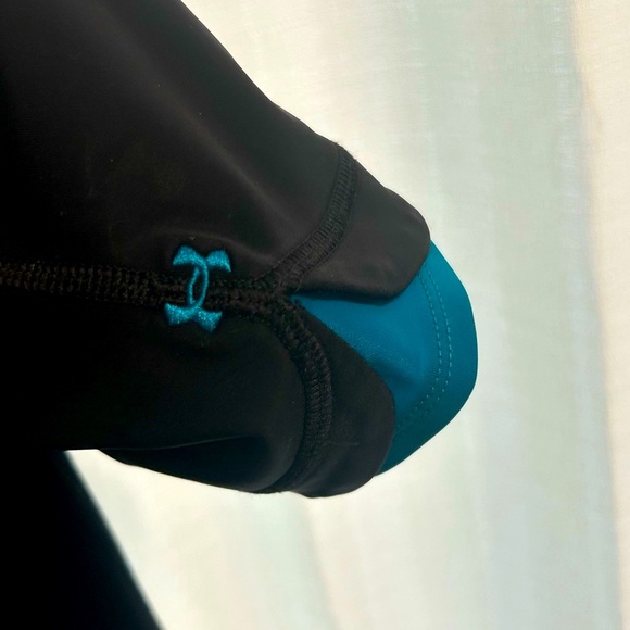 EUC Under Armour black capri yoga pants turquoise blue waistband leggings - Picture 4 of 5